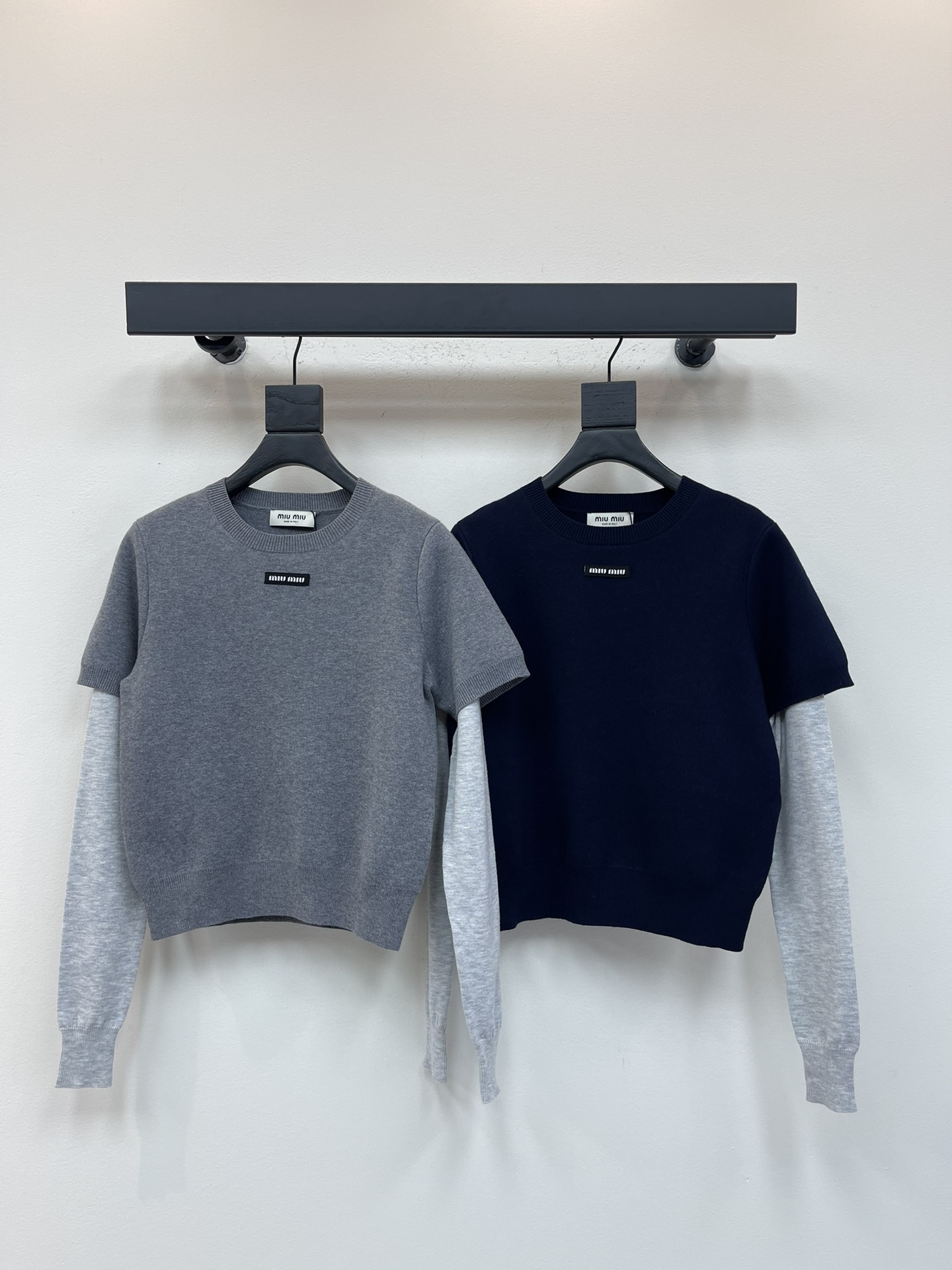 NO:536536,Miumi*25 early autumn new color-blocking fake two-piece sweater, customized wool fabric, soft and comfortable, slim and slim. The iconic letter crochet decoration on the chest is suitable for Miao's retro and elegant outfit!  SML, miumiu, alexander wang19860909Miumi*25早秋新款拼色假两件针织衫 定制羊毛面料 柔软舒适 修身显瘦 胸前标志性字母钩针装饰适合缪氏复古优雅穿搭！SML,,miumiu,alexander wang,Women's clothing