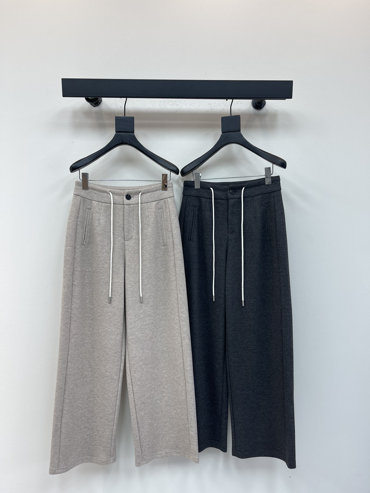 NO:517627,MM6* Majira 25 new wool blend drawstring casual pants. High-order fabrics are more comfortable and comfortable with skin. The style is huge and beautiful. Customized high-quality fabric texture. A versatile item that must be purchased in autumn and winter. Leisure goddess artifact!  The temperament of a young girl with a younger age is elegant and sweet!  The style is versatile and not picky about others. It is beautiful!  Workmanship quality depends on details SML,masion margiela,masion margiela,alexander wang19860909MM6*马吉拉25新款羊毛混纺抽绳休闲裤 高订面料亲肤感更舒适 版型巨好看 订制高品质面料质感 秋冬必入的百搭单品 悠闲女神神器！ 减龄少女风气质优雅不失甜美！ 版型百搭不挑人上身美的不要不要的！ 做工品质看细节 SML,,masion margiela,masion margiela,alexander wang,Women's clothing