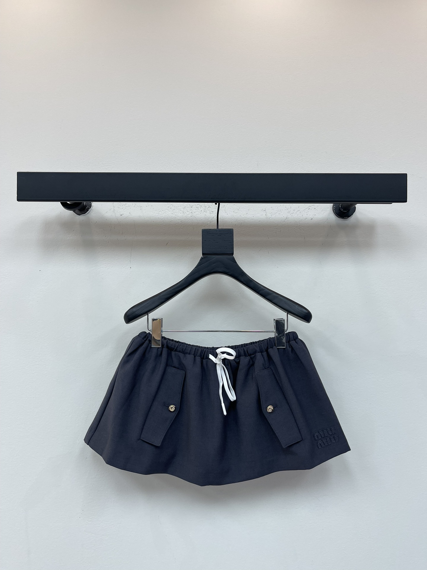 NO:517621,*25 new applique embroidered letter mini skirt. The exquisite elegance combined with the versatility and sportiness of the knitted fabric adds structure and personality to this mini skirt. The contrasting gold buttons add elegance to capture the essence of Miu's experimental wardrobe. SML, miumiu, skirts, alexander wang19860909*25新款贴布绣字母迷你半身裙.精致优雅与针织面料的多功能性及运动细节相结合,为这款迷你裙增添结构感和个性.对比鲜明的金色纽扣增添高雅气息,捕捉Miu实验性衣橱的精髓.SML,,miumiu,skirts,alexander wang,Women's clothing