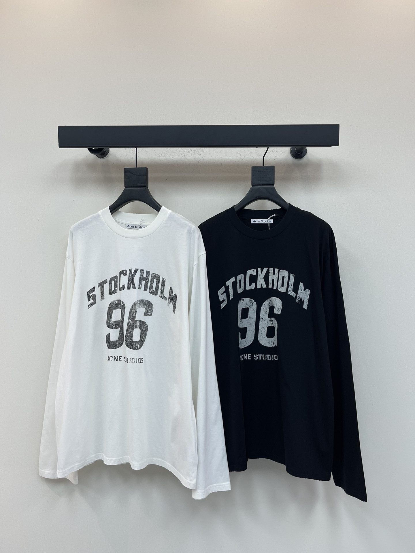 NO:517633,Acne studio*25 early autumn new round neck letter printed long-sleeved top. Customized YB twill cotton material, delicate texture, comfortable and elastic, loose round neck top cut, presenting an inclusive and slimming visual effect. The whole garment is made of old and white on the chest and printed alphanumeric patterns, which once again strengthens the brand identity, fashionable and high-end feeling, creating a personal style, fashionable and relaxed, and the inner wear is brilliant and fashionable. SML, acne studios, dior, alexander wang19860909Acne studio*25早秋新款圆领字母印花长袖上衣.定制YB斜纹全棉材质,质感细腻,穿搭舒适弹力,宽松圆领上衣裁剪,呈现包容显瘦视觉效果,整件成衣胸前做旧磨白效果印花字母数字图案,再度加强品牌标识度,时尚高级感立现,打造个性风格,时髦松弛,单穿内搭都出彩时髦.SML,,acne studios,dior,alexander wang,Women's clothing