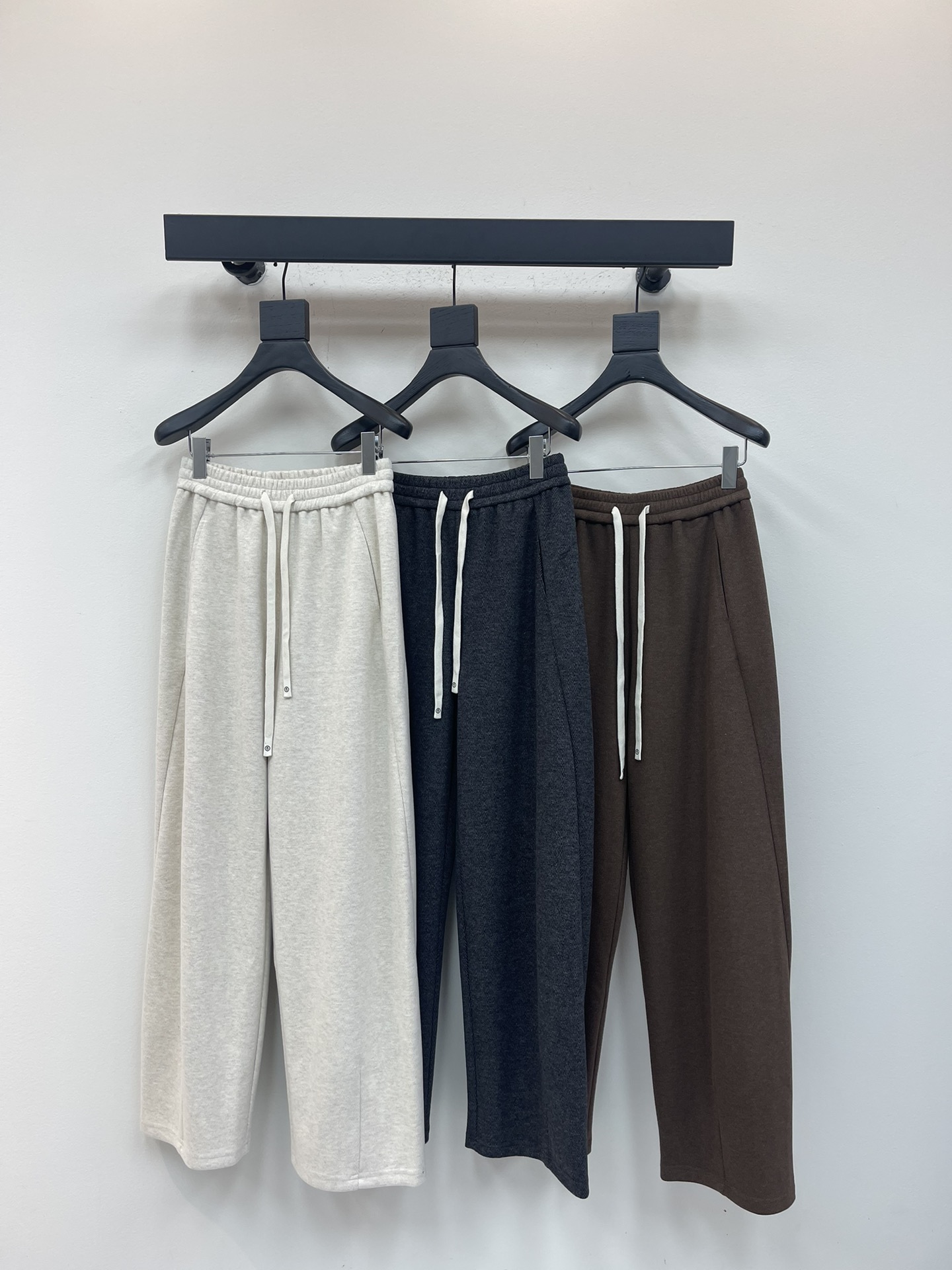 NO:517624,MM6* Majira 25 new wool blend drawstring casual pants, elastic waist craftsmanship, high-order fabrics are more comfortable to skin, huge and beautiful, customized high-quality fabric texture, a versatile item that must be purchased in autumn and winter, a leisurely goddess artifact!  The temperament of a young girl with a younger age is elegant and sweet!  The style is versatile and not picky about others. It is beautiful!  Workmanship quality depends on details SML,masion margiela,masion margiela,alexander wang19860909MM6*马吉拉25新款羊毛混纺抽绳休闲裤 松紧腰工艺 高订面料亲肤感更舒适 版型巨好看 订制高品质面料质感 秋冬必入的百搭单品 悠闲女神神器！ 减龄少女风气质优雅不失甜美！ 版型百搭不挑人上身美的不要不要的！ 做工品质看细节 SML,,masion margiela,masion margiela,alexander wang,Women's clothing