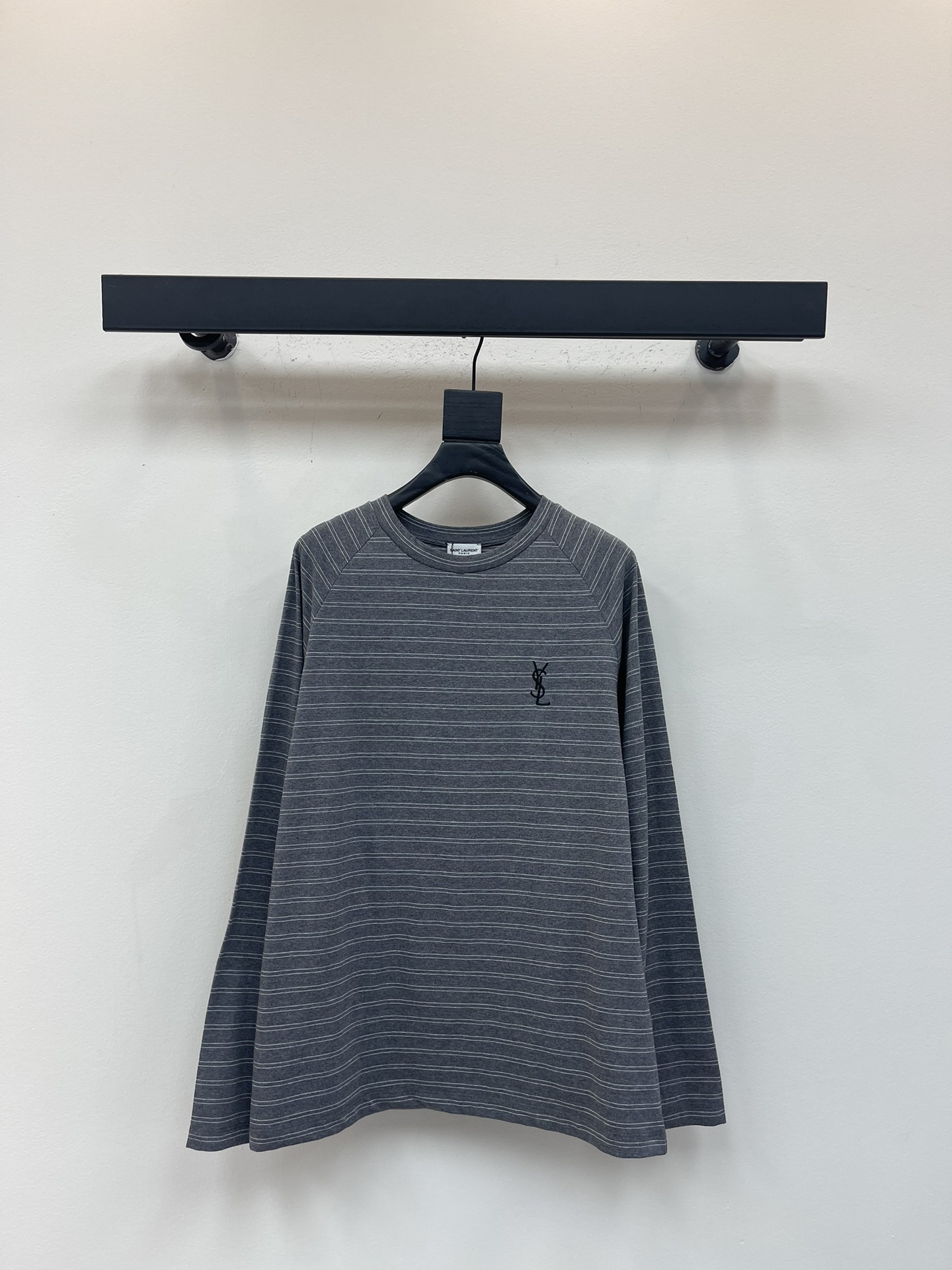 NO:517630,Sanit lauren*ysl25 early autumn new silhouette striped long-sleeved top. Customized YB twill cotton, textured and shiny, elastic, round neck long-sleeved top cut, the collarbone exposed on the collarbone makes it look slimmer, the two colors of stripes alternate, versatile and durable, the iconic letter logo on the chest, get rid of boring monotony, the hem is slightly A-ext-ext-cut, which is inclusive of hips and hips to modify the body, the outfit makes it look slim and high-end, and it shows versatility, autumn and winter daily commuting, date and leisure SML, saint laurent, alexander wang19860909Sanit lauren*ysl25早秋新款廓形条纹长袖上衣.定制YB斜纹全棉材质,质感光泽,弹力十足,圆领长袖上衣裁剪,领口露出锁骨更显瘦,通两色条纹交替,百搭耐看,胸前标志性字母徽标装饰,摆脱无聊的单调,下摆微A外扩版型剪裁,包容臀胯修饰身形,穿搭显瘦高级,尽显百搭,秋冬日常通勤约会休闲都 SML,,saint laurent,alexander wang,Women's clothing