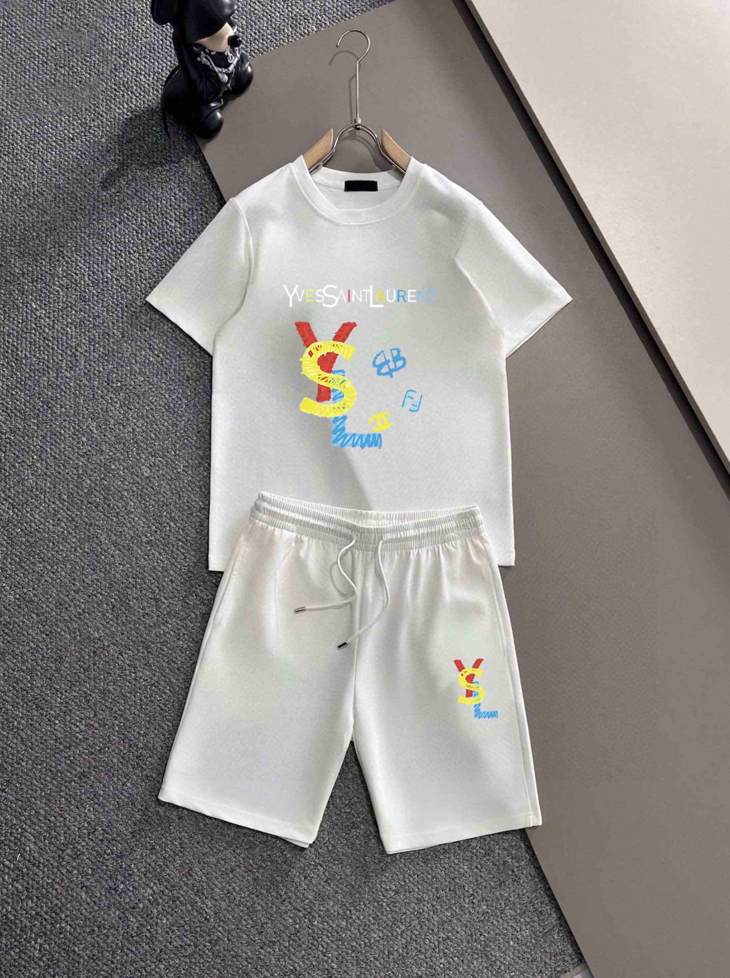 Saint Laurent 品牌【YSL圣罗兰】 2025新款男士短袖短裤套装 销售 市面高端版本 手感细腻柔软 让你穿着更加舒适 立体裁剪版型超赞 尺码:M-5XL下单请报身高体重