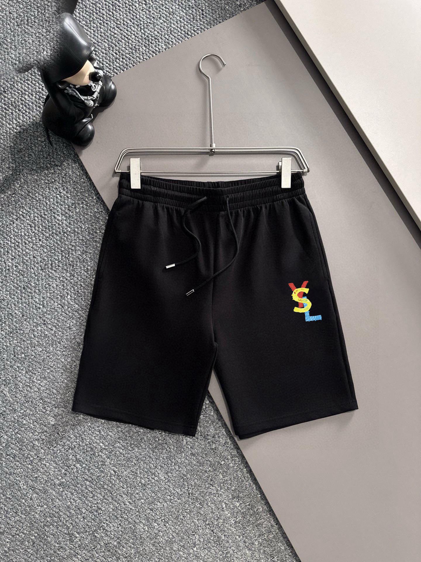 Saint Laurent 品牌【YSL圣罗兰】 2025新款男士短袖短裤套装 销售 市面高端版本 手感细腻柔软 让你穿着更加舒适 立体裁剪版型超赞 尺码:M-5XL下单请报身高体重