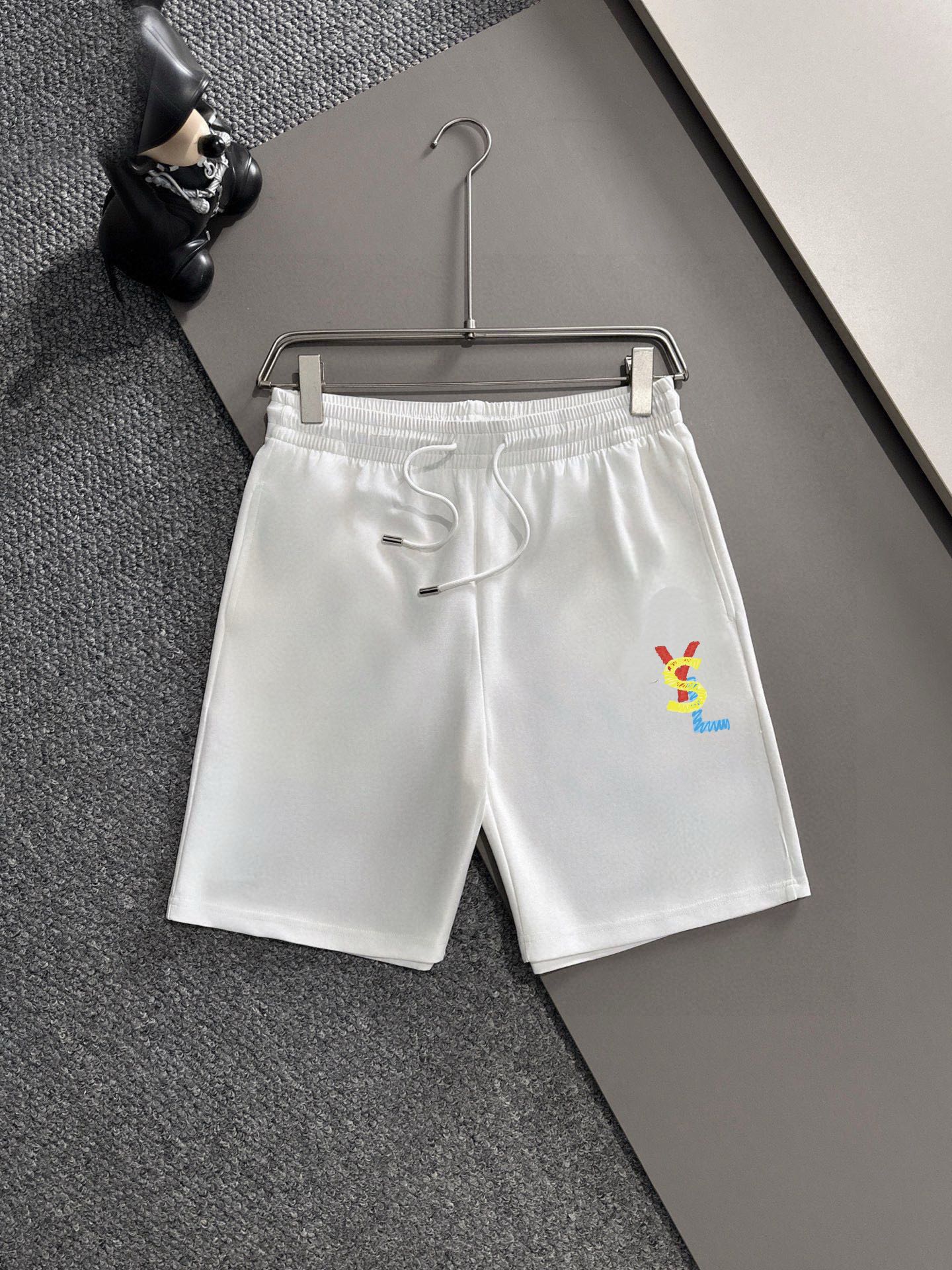 Saint Laurent 品牌【YSL圣罗兰】 2025新款男士短袖短裤套装 销售 市面高端版本 手感细腻柔软 让你穿着更加舒适 立体裁剪版型超赞 尺码:M-5XL下单请报身高体重
