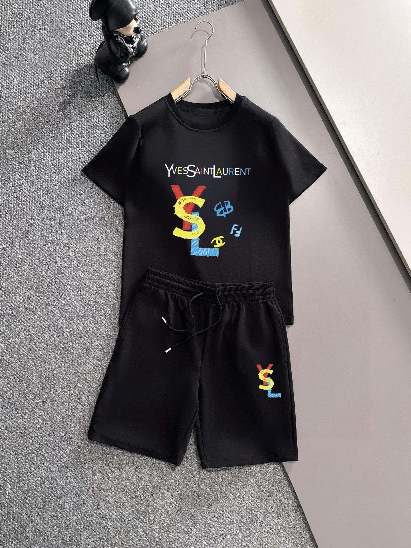 Saint Laurent 品牌【YSL圣罗兰】 2025新款男士短袖短裤套装 销售 市面高端版本 手感细腻柔软 让你穿着更加舒适 立体裁剪版型超赞 尺码:M-5XL下单请报身高体重
