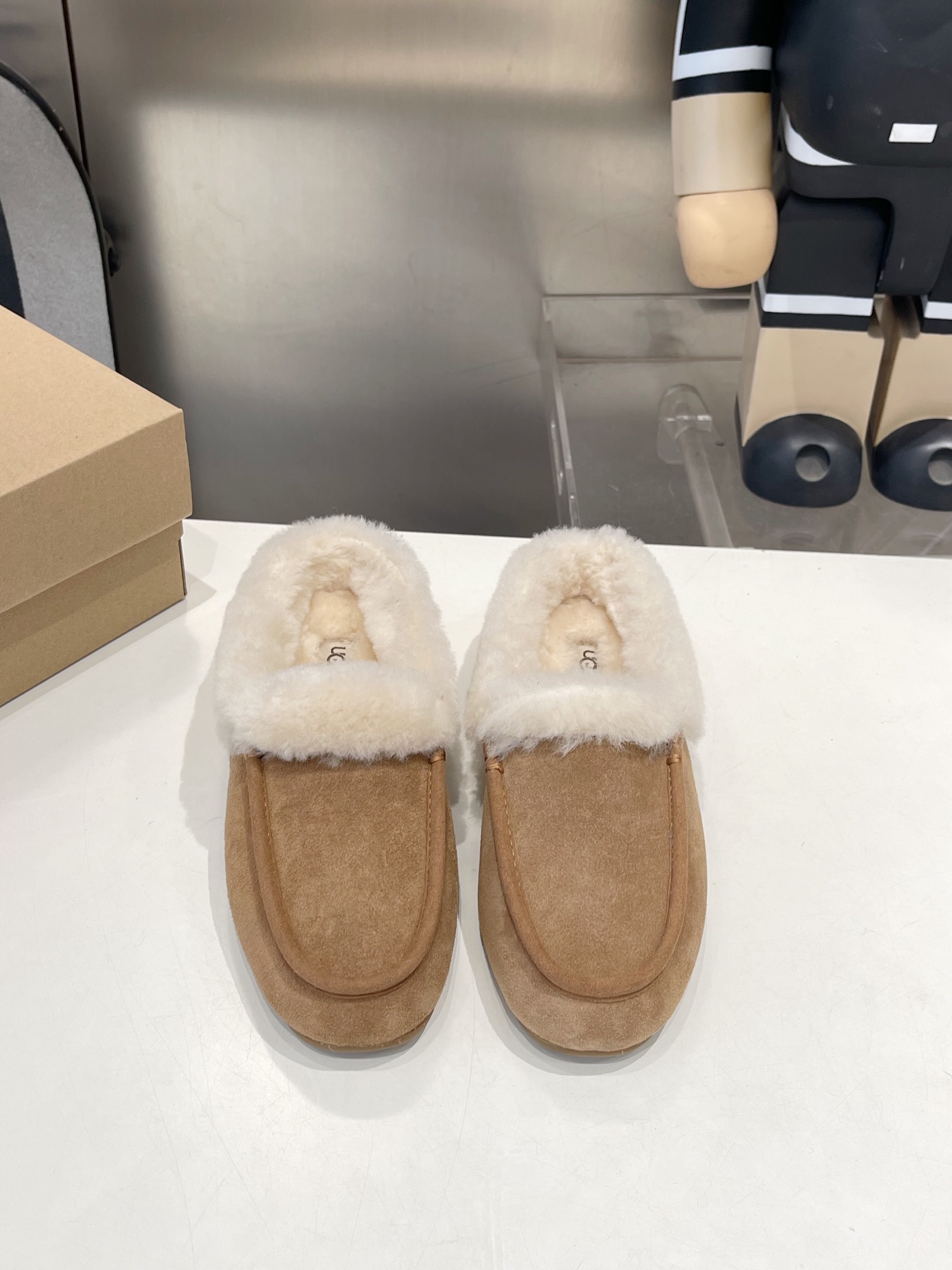 NO:512115,New U*G new small potato genuine leather real hair home drag, celebrity same style Ansli mules number 1171391 three colors, black, maroon, clever color, size 35-41 (41 no return or exchange), semi-dragged fur shoes19860909新款U*G新款小土豆真皮真毛居家拖,明星同款安思丽穆勒鞋编号1171391款 三个色,黑色,栗色,巧色 码数35-41（41不退换）,半拖毛毛鞋,Women's Shoes