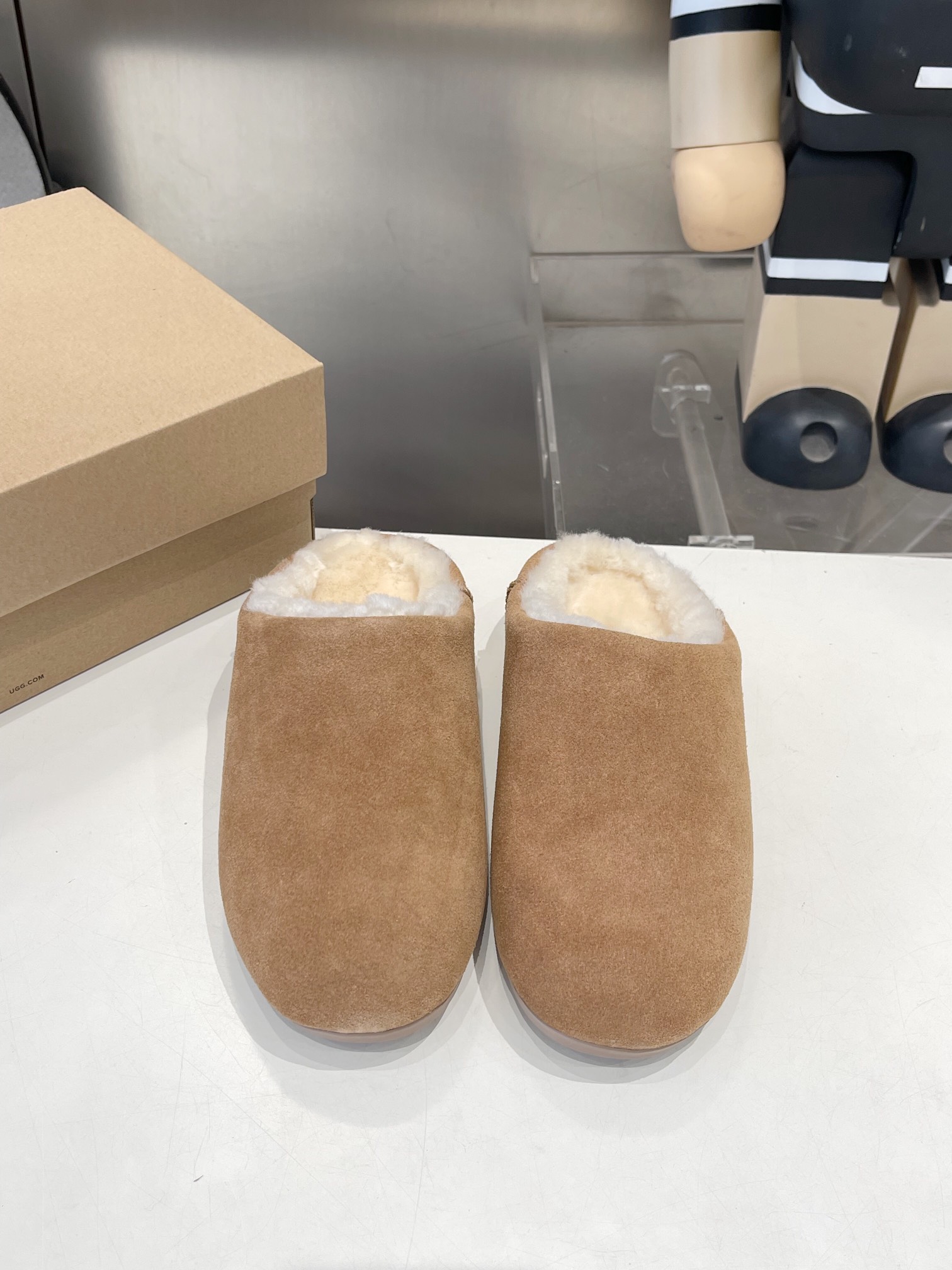 NO:512113,UGG autumn new women's shallow mouth casual shoes, thin one-foot lazy shoes, toe shoes, small potato shoes, the same style as internet celebrities from all walks of life is very beautiful, comfortable and versatile, size 35-40, semi-dragged fur shoes19860909UGG秋季新款女士浅口休闲鞋 轻薄一脚蹬懒人鞋 包头鞋 小土豆鞋 各路网红明星同款上脚非常好看,舒适百搭 码数35-40,半拖毛毛鞋,Women's Shoes