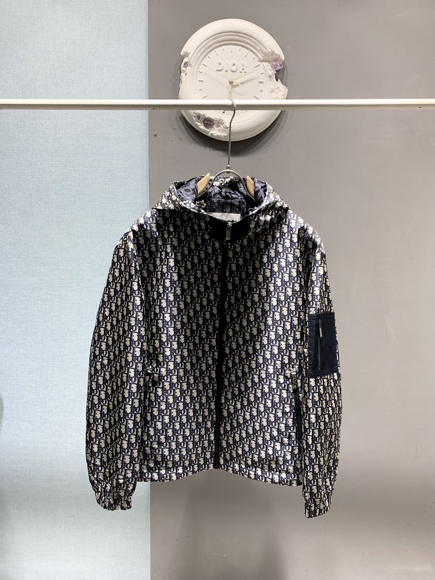 NO:564396,Di*r D Home FW's latest Oblique print hooded jacket. This jacket is made of woven fabrics, customized hardware, zippers, Oblique print all over the body, sleeve and arm pockets, and hooded design, showing off your temperament!  Code number 48-50-52-54-56,,dior,jackets & coats,hats,alexander wang19860909Di*r D家 FW最新款Oblique印花连帽外套 本款外套采用梭织面料打造,定制五金、拉链,通身Oblique印花,袖臂口袋,连帽设计,彰显气质！码数48-50-52-54-56,,dior,jackets & coats,hats,alexander wang,Men's clothing