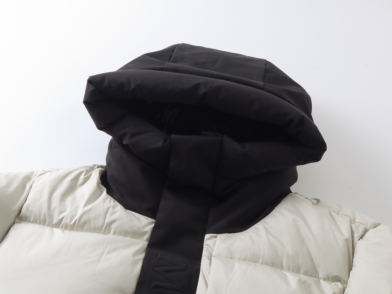 Moncler 黒武士羽绒服 中長丈の機能的デザイン