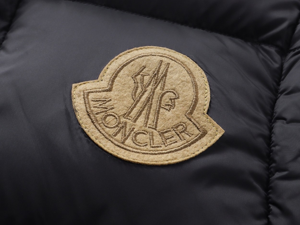 P530
【顶级版本】
大货细节图
Moncler Cyclone二合一羽绒夹克外套.
一件轻松过冬.秒变/夹克/连帽马甲/立领马甲/连帽羽绒外套.
Cyclone羽绒服搭配可拆卸衣袖,可作为马甲或夹克穿着。
采用焕新的简约版型设计。这款短款羽绒服由尼龙面料制成,衣袖可轻松拆卸,便于将夹克转换为马甲穿着。可拆卸兜帽和撞色衬里为设计锦上添花。
做到了原版Nfc感应式防伪芯片,国标95%纯白鸭绒,市面独家使用顶级羽绒,绝不吹虚鹅绒等一系列的错误理解。运用直充绒技术的完美填充,蓬松质感非常好。轻盈保暖御寒能力提升到了最大限度。原代加工厂出品电镀五金,全部原厂定制,非市场各类复刻版。
款号:5610
颜色:黑色
码数:1.2.3.4.5