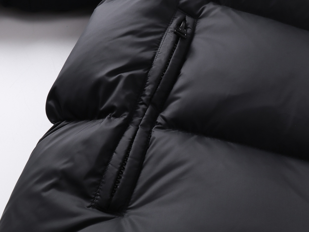 P530
【顶级版本】
大货细节图
Moncler Cyclone二合一羽绒夹克外套.
一件轻松过冬.秒变/夹克/连帽马甲/立领马甲/连帽羽绒外套.
Cyclone羽绒服搭配可拆卸衣袖,可作为马甲或夹克穿着。
采用焕新的简约版型设计。这款短款羽绒服由尼龙面料制成,衣袖可轻松拆卸,便于将夹克转换为马甲穿着。可拆卸兜帽和撞色衬里为设计锦上添花。
做到了原版Nfc感应式防伪芯片,国标95%纯白鸭绒,市面独家使用顶级羽绒,绝不吹虚鹅绒等一系列的错误理解。运用直充绒技术的完美填充,蓬松质感非常好。轻盈保暖御寒能力提升到了最大限度。原代加工厂出品电镀五金,全部原厂定制,非市场各类复刻版。
款号:5610
颜色:黑色
码数:1.2.3.4.5