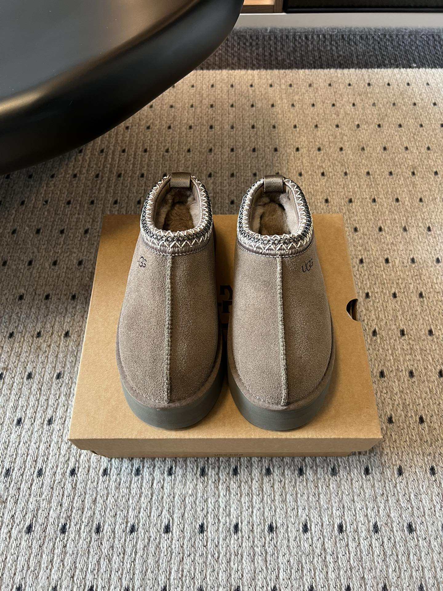 NO:536345,Top version UGG Autumn Women's Casual and Comfortable Thick-soled Tatzloefs is designed as a lazy shoe shape, which is simple and convenient to put on and off; the shoe shape is round and cute, with the brand's iconic low-key logo, and the style is casual and versatile. The sole has a certain thickness, combining comfort and slight height-enhancing effect. It is matched with blue denim wide-leg pants and brown baseball uniforms to create a retro and lively dressing style. You can be used as a warm slipper at home every day. When you go out to pick up express delivery and visit a convenience store, it is matched with black leggings and oversize sweatshirts, which are comfortable and fashionable. Upper fermented inner wool, outsole EVA foam sole size 35-40 (40 customization, no return and exchange), snow boots, versace, loafers, boots, slippers, hoodie, sweatshirts19860909顶级版本 UGG秋季女士休闲舒适厚底塔茨乐福鞋 设计为一脚蹬懒人鞋型,简约方便穿脱；鞋型圆润可爱,带有品牌标志性的低调logo,风格休闲百搭.鞋底有一定厚度,兼具舒适感与轻微增高效果. 和蓝色牛仔阔腿裤、棕色棒球服搭配,打造出复古又不失活力的穿搭风格.日常在家可当保暖拖鞋,出门取快递、逛便利店时,搭配黑色leggings和oversize卫衣,舒适又时髦. 鞋面牛反绒 内里羊毛 大底EVA发泡底 size35-40码（40定制不退换）,雪地靴,versace,loafers,boots,slippers,hoodie,sweatshirts,Women's Shoes