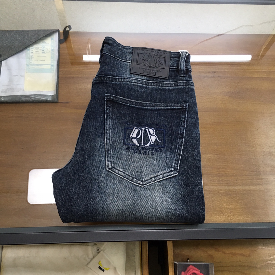 NO:611147,New denim 'Dio..r' SS autumn and winter new men's denim trousers, custom-made high-end worsted quality, stretch denim denim cotton denim trousers, custom-woven pure cotton quality fabrics, the texture of the trousers brings elasticity without any sense of restraint, making your daily wear more comfortable and strong, the smooth and wrinkle-resistant fabric remains smooth and traceless at all times, silently guarding your elegance.  It is sold on the leading official website. It is no different from the original version at the counter. The fabric is slightly stretchy and the shape is slim and straight, showing off the long-legged oppa. It is simply a must-have item for everyone!  The perfectly wide waistband and well-cut pockets are all made of buttons engraved with the brand's logo!  Highlighting the charming charm of the brand itself and the fashionable taste of luxury and elegance, the back pocket is made with a lot of effort and no expense, and the heavy embroidery of the H family's exclusive icon is created with a level of sophistication that would amaze even the craftsmen of ten years!  The details are all low-key and luxurious. The garments are of high quality, exquisite and stylish, and are made by high-standard manufacturers with perfect details!  ~ All details reproduce the unique and exquisite design!  !  !  Size29 30 31 32 33 34 36 38 (new product),,dior,alexander wang19860909新品牛仔 《Dio..r》 SS秋冬新款男士牛仔长裤,精纺定做高端品质,弹力丹宁牛仔棉质牛仔长裤,定织纯棉品质面料,裤身肌理感带来弹力毫无束缚感,让你日常穿着更加舒适矫健,顺滑不易褶皱的面料时刻保持平整无痕,默默守护着你的优雅. 领先官网发售..与专柜原版毫无区别,面料略带弹力,版型修身挺括尽显长腿欧巴,简直是人手必备单品！ 宽度恰到好处的腰头跟精心裁剪的口袋,均采用刻有品牌logo纽扣！彰显品牌自身的迷人魅力和高奢雅艺的时尚品味,后片口袋更是消耗大量精力不惜血本,重工刺绣H家专属图标打造出,精致程度令十年手工师傅都惊叹的！细节之处尽显低调奢华.成衣品质感高级,精致有型、 细节满分的大厂高规格制作！~ 种种细节都再现独特的精美设计！！！ Size29 30 31 32 33 34 36 38（新品）,,dior,alexander wang,Men's clothing