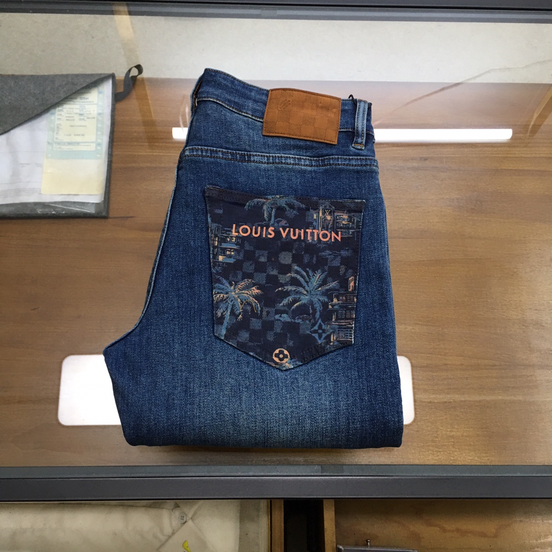 NO:611144,New denim 'L.v' SS autumn and winter new men's denim trousers, custom-made high-end worsted quality, stretch denim denim cotton denim trousers, custom-woven pure cotton quality fabrics, the texture of the trousers brings elasticity without restraint, making your daily wear more comfortable and strong, the smooth and wrinkle-resistant fabric remains smooth and traceless at all times, silently guarding your elegance.  It is sold on the leading official website. It is no different from the original version at the counter. The fabric is slightly stretchy and the shape is slim and straight, showing off the long-legged oppa. It is simply a must-have item for everyone!  The perfectly wide waistband and well-cut pockets are all made of buttons engraved with the brand's logo!  Highlighting the charming charm of the brand itself and the fashionable taste of luxury and elegance, the back pocket is made with a lot of effort and no expense, and the heavy embroidery of the H family's exclusive icon is created with a level of sophistication that would amaze even the craftsmen of ten years!  The details are all low-key and luxurious. The garments are of high quality, exquisite and stylish, and are made by high-standard manufacturers with perfect details!  ~ All details reproduce the unique and exquisite design!  !  !  Size29 30 31 32 33 34 36 38 (new product),,alexander wang19860909新品牛仔 《L.v》 SS秋冬新款男士牛仔长裤,精纺定做高端品质,弹力丹宁牛仔棉质牛仔长裤,定织纯棉品质面料,裤身肌理感带来弹力毫无束缚感,让你日常穿着更加舒适矫健,顺滑不易褶皱的面料时刻保持平整无痕,默默守护着你的优雅. 领先官网发售..与专柜原版毫无区别,面料略带弹力,版型修身挺括尽显长腿欧巴,简直是人手必备单品！ 宽度恰到好处的腰头跟精心裁剪的口袋,均采用刻有品牌logo纽扣！彰显品牌自身的迷人魅力和高奢雅艺的时尚品味,后片口袋更是消耗大量精力不惜血本,重工刺绣H家专属图标打造出,精致程度令十年手工师傅都惊叹的！细节之处尽显低调奢华.成衣品质感高级,精致有型、 细节满分的大厂高规格制作！~ 种种细节都再现独特的精美设计！！！ Size29 30 31 32 33 34 36 38（新品）,,alexander wang,Men's clothing