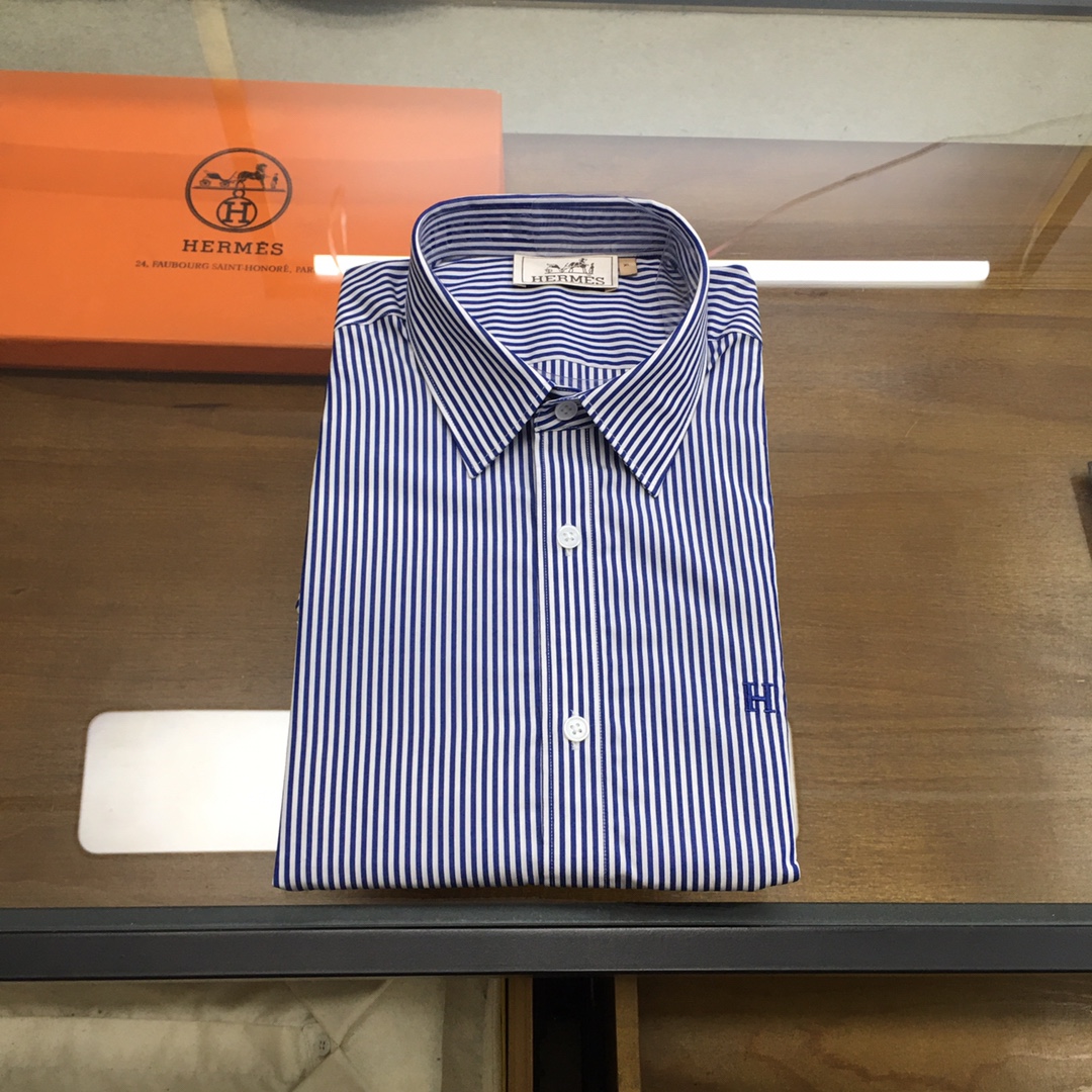 NO:611159,New shirt [Ai Shi] 25 autumn and winter fashion vertical striped long-sleeved shirt!  The high-end fashion aesthetic design combined with the three-dimensional cutting version makes the wear more comfortable and ornamental. The top-grade Swiss ALUMO company's 140-count double-yarn pure cotton stretch striped fabric has anti-wrinkle and no-iron technology, excellent texture and comfort, and the texture and texture reveal a sense of luxury. The buttons are natural deep-sea shell buttons, each with a unique texture and excellent luster.  Design Point 25, a new autumn and winter season designer, pays tribute to the brand's long design heritage, reshapes and interprets the rich vintage atmosphere, making these elements full of vitality!  This striped cotton poplin shirt is cleverly integrated with H embroidery on the chest, highlighting the brand's charm. It has a strong visual sense, enhances the sense of fashion, and is eye-catching with low-key and restrained details, adding charm to daily looks. Size M-3xl=38-42 39L, shoulder width 44.5, bust 104, sleeve length 62.5, clothing length 76,,shirts,alexander wang19860909新品衬衫【爱士】 25秋冬时装款竖条纹长袖衬衫！ 高端的时尚美学设计结合立体裁剪的版型,使穿着更具舒适性和观赏性. 面料甄选的顶级瑞士ALUMO阿鲁姆公司140支双纱纯棉弹力条纹面料,具有抗皱免烫工艺,质感与舒适度绝佳,肌理纹路透着高级感. 纽扣为天然深海贝壳扣,每粒都有着独一无二的纹路,光泽感极好. 设计点25秋冬新一季设计师,以此致敬品牌悠久的设计传承,重塑并演绎浓郁的古着气息,让这些元素都充满生命力！ 这款条纹棉府绸衬衫胸上巧妙融入H刺绣,彰显品牌魅力.视觉感极强,提升了时尚感,以低调内敛细节动人夺目,为日常造型平添魅力. 尺码M-3xl=38-42 39L码 肩宽44.5 胸围104 袖长62.5 衣长76,,shirts,alexander wang,Men's clothing