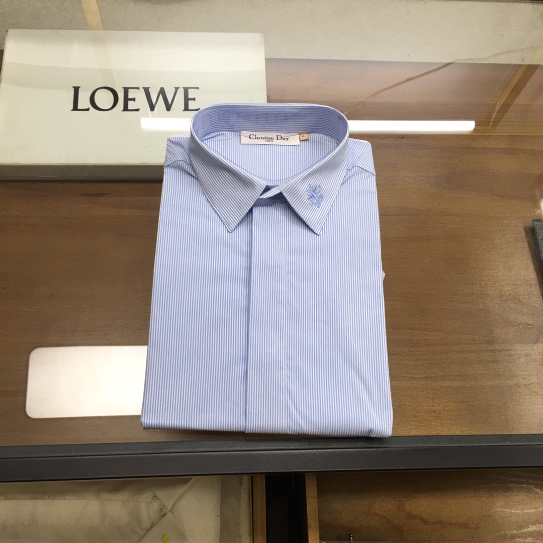 NO:611171,New shirt [Dio..r] D's 25 autumn and winter fashion style vertical striped long-sleeved shirt! The high-end fashion aesthetic design combined with the three-dimensional cutting pattern makes the wear more comfortable and attractive. The top-grade Swiss ALUMO company's 140-count double-yarn pure cotton stretch striped fabric is selected as the fabric. It has anti-wrinkle and non-ironing technology, with excellent texture and comfort, and the texture and texture reveal a sense of luxury. It uses Kodobao interlining imported from Germany, a special interlining for Luxury Brand. It makes the collar and splicing of the shirt smoother, crisper and more stylish. Coupled with the shaping process of the imported setting machine, the entire shirt can be described as a 'walking skeleton'. The buttons are natural deep-sea shell buttons, each with a unique texture and excellent luster. The design element Di*r Icons series demonstrates the exquisite craftsmanship and fine traditions of the D family in an elegant and casual style. This shirt is carefully made of white cotton poplin with blue stripes. It has the classic D*or font embroidery on the front chest patch pocket and the English bee embroidery for added style. Classic and fashionable, it can be paired with trousers for a formal look, or with jeans for a more casual charm. It is unique on the market and will keep you coming back! Size M-3xl=38-42 39L, shoulder width 44.5, bust 104, sleeve length 62.5, dress length 76,, dior, dior, jeans, shirts, alexander wang19860909新品衬衫【Dio..r】 D家25秋冬时装款竖条纹长袖衬衫！ 高端的时尚美学设计结合立体裁剪的版型,使穿着更具舒适性和观赏性. 面料甄选的顶级瑞士ALUMO阿鲁姆公司140支双纱纯棉弹力条纹面料,具有抗皱免烫工艺,质感与舒适度绝佳,肌理纹路透着高级感. 采用德国進口科多宝衬布,奢牌专用衬布,它的作用使衬衫领面,拼接处更加平整,挺括有型,加上進口定型机定型工艺,使整件衬衫可谓是“行走的骨架” 纽扣为天然深海贝壳扣,每粒都有着独一无二的纹路,光泽感极好. 设计元素Di*r Icons 系列以优雅随意的风格彰显D家的精湛工艺和优良传统. 这款衬衫采用白色棉府绸精心制作,搭配蓝色条纹,前胸贴袋经典D*or字体刺绣,搭配介英蜜蜂刺绣,备添风范.经典时尚,可与长裤搭配,打造正式造型,亦可与牛仔裤搭配,散发更加休闲的魅力.市面独一无二,回头率爆表的类型！ 尺码M-3xl=38-42 39L码 肩宽44.5 胸围104 袖长62.5 衣长76,,dior,dior,jeans,shirts,alexander wang,Men's clothing