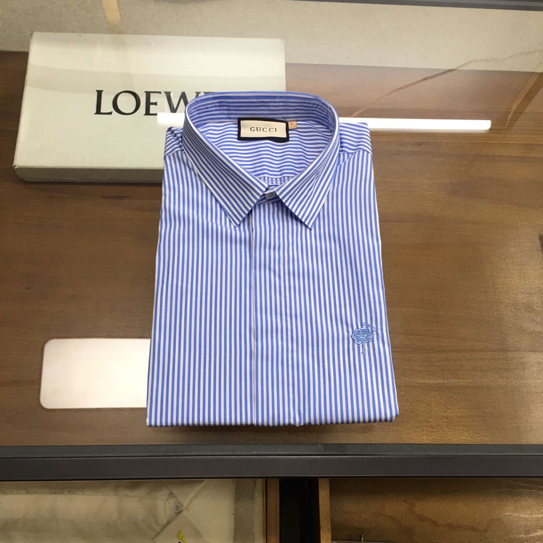 NO:611177,New shirt [Gu.ci] G family 25 autumn and winter fashion style vertical striped long-sleeved shirt!  The high-end fashion aesthetic design combined with the three-dimensional cutting version makes the wear more comfortable and ornamental. The top-grade Swiss ALUMO company's 140-count double-yarn pure cotton stretch striped fabric has anti-wrinkle and no-iron technology, excellent texture and comfort, and the texture and texture reveal a sense of luxury. The buttons are natural deep-sea shell buttons, each with a unique texture and excellent luster.  Design Point G's 25th autumn and winter new season designers pay tribute to Gu**i's long design heritage, reshape and interpret the rich vintage flavor, making these elements full of vitality!  The front chest of this striped cotton poplin shirt is cleverly integrated with Guc*i flower embroidery, highlighting the brand's charm. It has a strong visual sense, enhances the sense of fashion, and is eye-catching with low-key and restrained details, adding charm to daily looks. Size M-3xl=38-42 39L Shoulder width 44.5 Chest 104 Sleeve length 62.5 Length 76,,gucci,gucci,shirts,alexander wang19860909新品衬衫【Gu.ci】 G家25秋冬时装款竖条纹长袖衬衫！ 高端的时尚美学设计结合立体裁剪的版型,使穿着更具舒适性和观赏性. 面料甄选的顶级瑞士ALUMO阿鲁姆公司140支双纱纯棉弹力条纹面料,具有抗皱免烫工艺,质感与舒适度绝佳,肌理纹路透着高级感. 纽扣为天然深海贝壳扣,每粒都有着独一无二的纹路,光泽感极好. 设计点G家25秋冬新一季设计师,以此致敬Gu**i悠久的设计传承,重塑并演绎浓郁的古着气息,让这些元素都充满生命力！ 这款条纹棉府绸衬衫前胸巧妙融入Guc*i花朵刺绣,彰显品牌魅力.视觉感极强,提升了时尚感,以低调内敛细节动人夺目,为日常造型平添魅力. 尺码M-3xl=38-42 39L码 肩宽44.5 胸围104 袖长62.5 衣长76,,gucci,gucci,shirts,alexander wang,Men's clothing