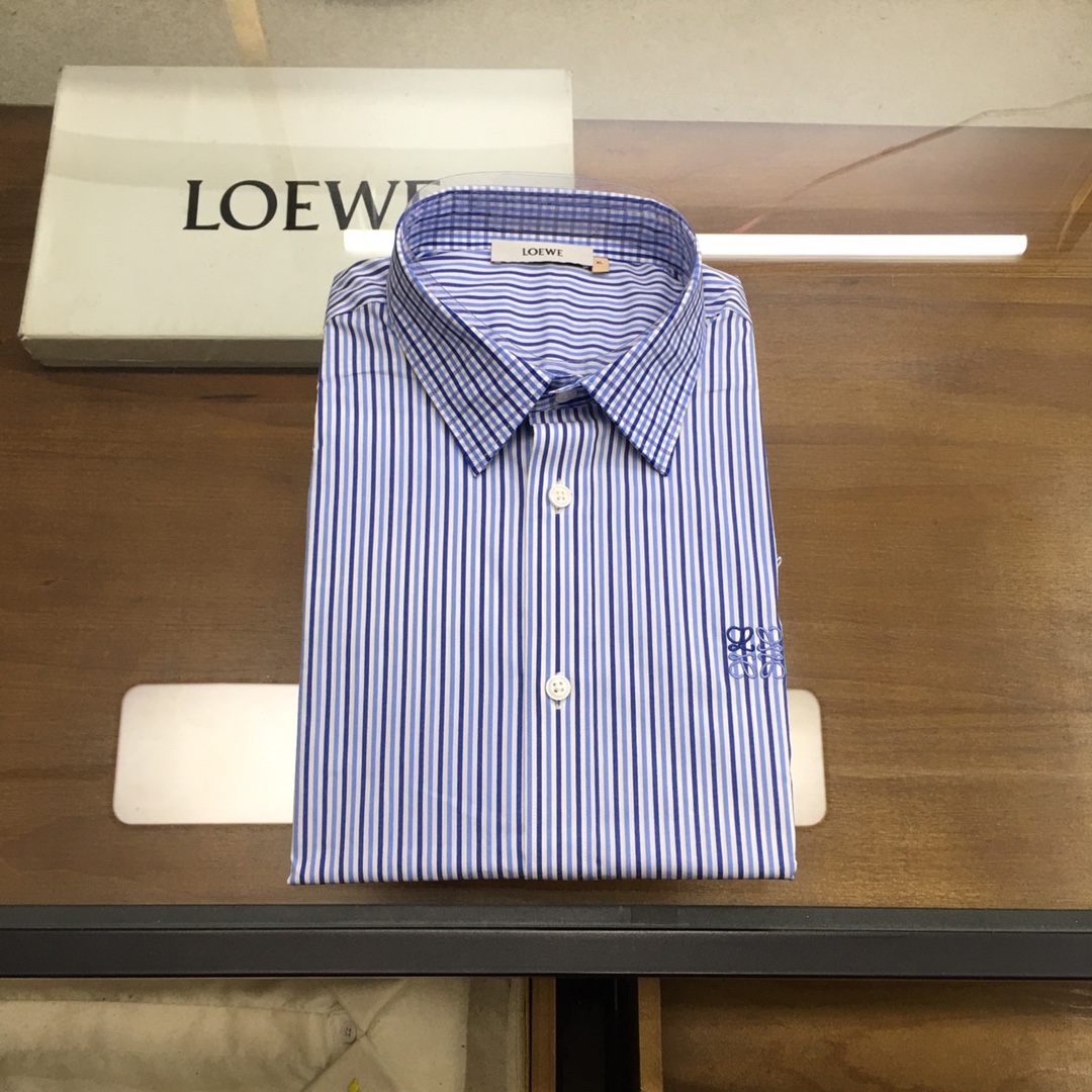 NO:611165,New shirt [Loew] 25 autumn and winter fashion vertical striped long-sleeved shirt!  The high-end fashion aesthetic design combined with the three-dimensional cutting version makes the wear more comfortable and ornamental. The top-grade Swiss ALUMO company's 140-count double-yarn pure cotton stretch striped fabric has anti-wrinkle and no-iron technology, excellent texture and comfort, and the texture and texture reveal a sense of luxury. The buttons are natural deep-sea shell buttons, each with a unique texture and excellent luster.  Design Point 25, a new autumn and winter season designer, pays tribute to the brand's long design heritage, reshapes and interprets the rich vintage atmosphere, making these elements full of vitality!  This striped cotton poplin shirt is cleverly integrated with a high-end brand embroidery logo on the chest, highlighting the brand's charm. It has a strong visual sense, enhances the sense of fashion, and is eye-catching with low-key and restrained details, adding charm to daily looks. Size M-3xl=38-42 39L, shoulder width 44.5, bust 104, sleeve length 62.5, length 76,,loewe,shirts,alexander wang19860909新品衬衫【Loew】 25秋冬时装款竖条纹长袖衬衫！ 高端的时尚美学设计结合立体裁剪的版型,使穿着更具舒适性和观赏性. 面料甄选的顶级瑞士ALUMO阿鲁姆公司140支双纱纯棉弹力条纹面料,具有抗皱免烫工艺,质感与舒适度绝佳,肌理纹路透着高级感. 纽扣为天然深海贝壳扣,每粒都有着独一无二的纹路,光泽感极好. 设计点25秋冬新一季设计师,以此致敬品牌悠久的设计传承,重塑并演绎浓郁的古着气息,让这些元素都充满生命力！ 这款条纹棉府绸衬衫胸上巧妙融入高级品牌刺绣标志,彰显品牌魅力.视觉感极强,提升了时尚感,以低调内敛细节动人夺目,为日常造型平添魅力. 尺码M-3xl=38-42 39L码 肩宽44.5 胸围104 袖长62.5 衣长76,,loewe,shirts,alexander wang,Men's clothing
