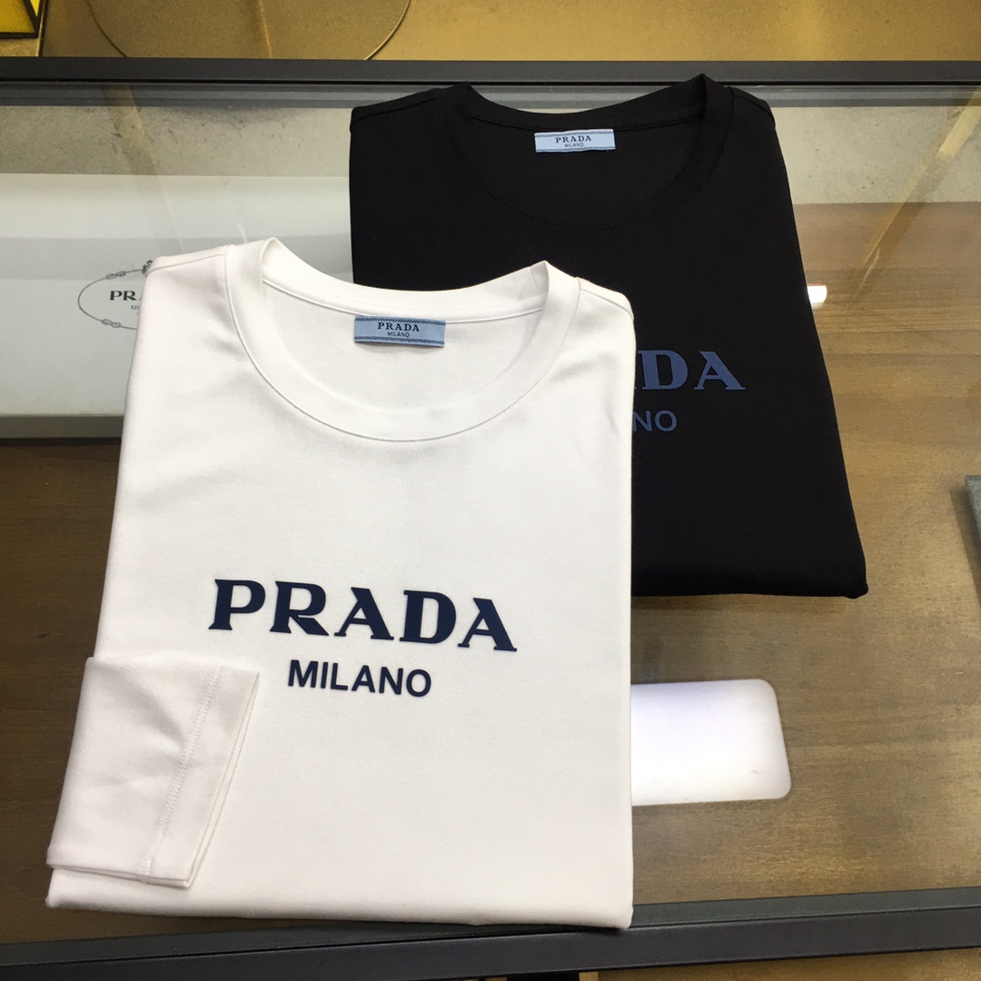 NO:613401,New product long T-shirt [Prad...] 2025 season counter new product casual long-sleeved T-shirt [base], product of top trading company, heavy-duty high-end products, Italian origin, perfect and first-class appearance!  A single product with a strong sense of craftsmanship and logo design, which brings fashion aesthetics to the extreme. It is quite artistic and made of customized imported high-grade mercerized cotton material!  The fabric is soft and comfortable!  The details are designed in place, the construction is very unique and clever, the whole body is clean and neat, the lines are simple and elegant. It can be worn alone or as a base layer!  Color: White Black Size: M-5XL [Please state your height and weight when placing an order], prada, tees, t-shirt, alexander wang19860909新品长T【Prad...】 2025季专柜新品 休闲长袖T恤【打底】,顶级贸易公司货,重磅高端尖品,意大利原产 品相完美一流！工艺logo设计感超强的一款单品,将时装美学发挥到极致,相当有意境,定制进口高级丝光棉材质！面料柔软舒适！细节设计到位,非常别致巧妙的构建,通体干净利落,线条感简洁大方.单穿打底皆宜！ 颜色:白色 黑色 码数:M-5XL【下单请报身高体重】,,prada,tees，t-shirt,alexander wang,Men's clothing