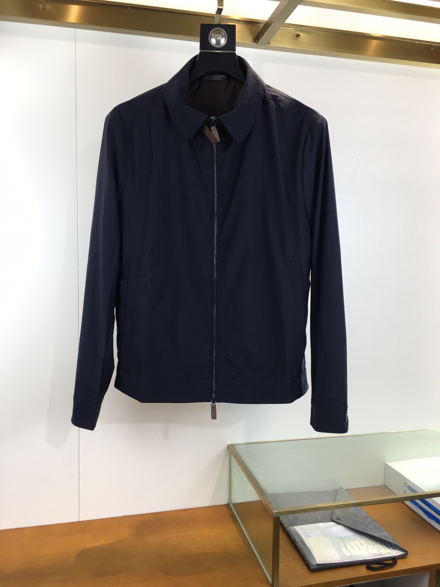 NO:611136,Counter model [Z.zegn...] Gw synchronized navy blue seasonal new fashion top jackets, luxury classic styles Overseas counter synchronization brand classic logo jacquard design advanced customization anyone can drive easily Imported customized high-end top fabrics soft, comfortable and stylish, luxury fashionable craft styles, orders from foreign trade companies, produced by domestic first-line OEM factories, customized high-density fabrics, luxurious classic designs, fashion essential items!  Highly recommended to buy!  Counter size: M-3XL,,jackets & coats,jackets & coats,alexander wang19860909专柜款【Z.zegn...】Gw同步藏蓝 季新品时尚顶级夹克外套,奢华经典款式 海外专柜同步 品牌经典logo提花设计高级定制 任何人都可以轻松驾驶 进口定制高档顶级面料 手软舒适有型,奢华时尚工艺款式,外贸公司订单,国内一线代工厂出品,订制高密度面料,奢华经典设计,时尚必备单品！强烈推荐购入！专柜尺码:M-3XL,,jackets & coats,jackets & coats,alexander wang,Men's clothing