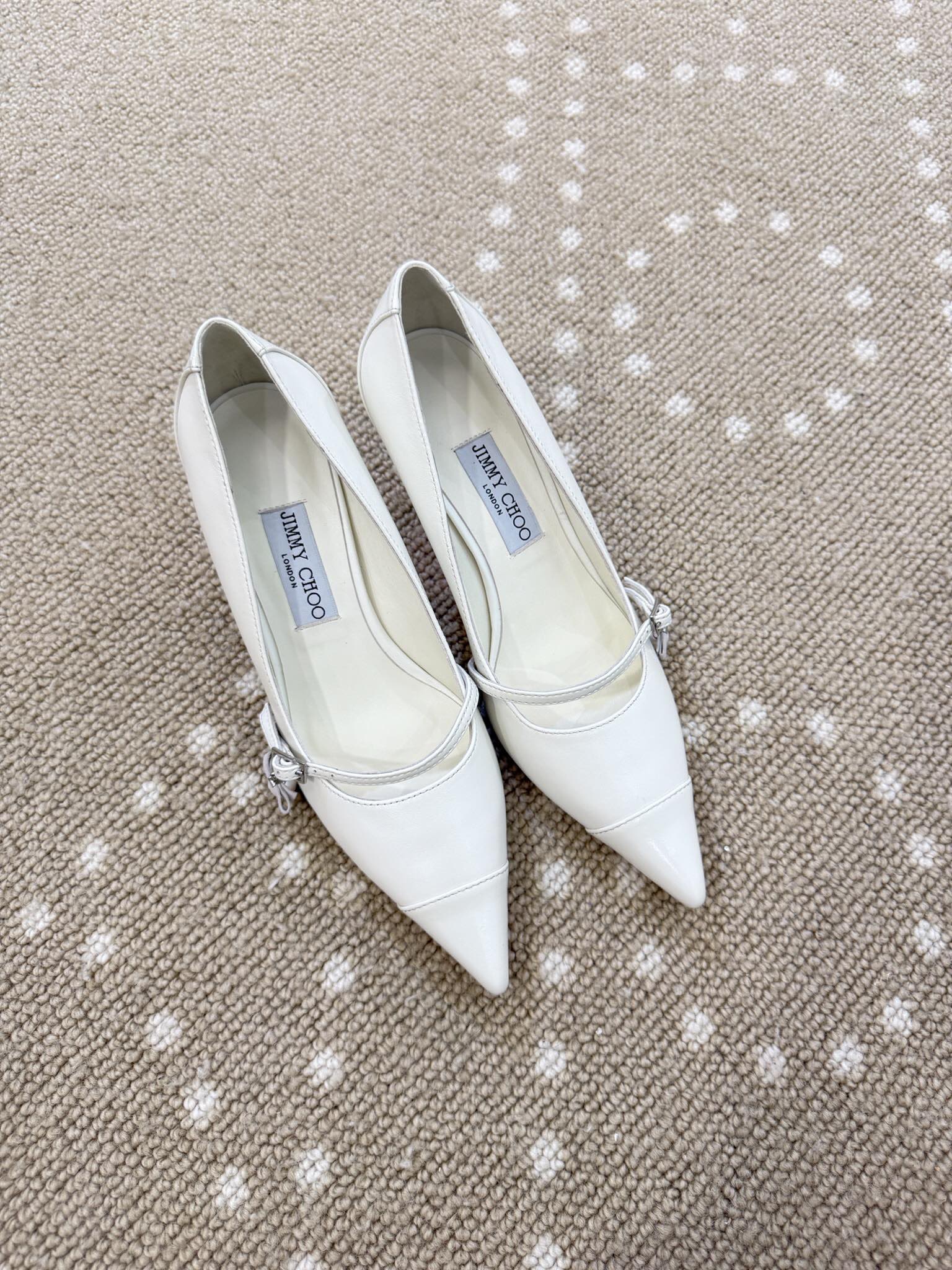 NO:706606,Jimmy Choo25 new pointed-toe pearl-decorated high-heeled shoes. The upper is made of imported sheepskin and imported butter leather. The inner foot pads are all imported lambskin. Exquisite pearl pendant decoration. Original molded heels and Italian leather outsole!  Heel height 7.5cm, size 34/35/36/37/38/39/40 (34.40.set), high-heeled shoes, jimmy choo, high heels, sheepskin, Leather soles19860909Jimmy Choo25新款尖头珍珠装饰高跟鞋 鞋面采用进口羊皮拼进口牛油皮面,内里垫脚均进口小羊皮.精致珍珠吊坠装饰. 原版开模鞋跟,意大利真皮大底！ 跟高7.5cm 码数34/35/36/37/38/39/40（34.40.定）,高跟鞋单鞋,jimmy choo,high heels,sheepskin,Leather soles,Women's Shoes