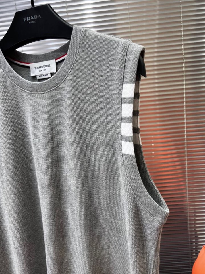 THOM BROWNE 汤姆布朗 TB2025夏季最新品，时尚休闲色织四道杠背心，采用进口珠地棉原版面料