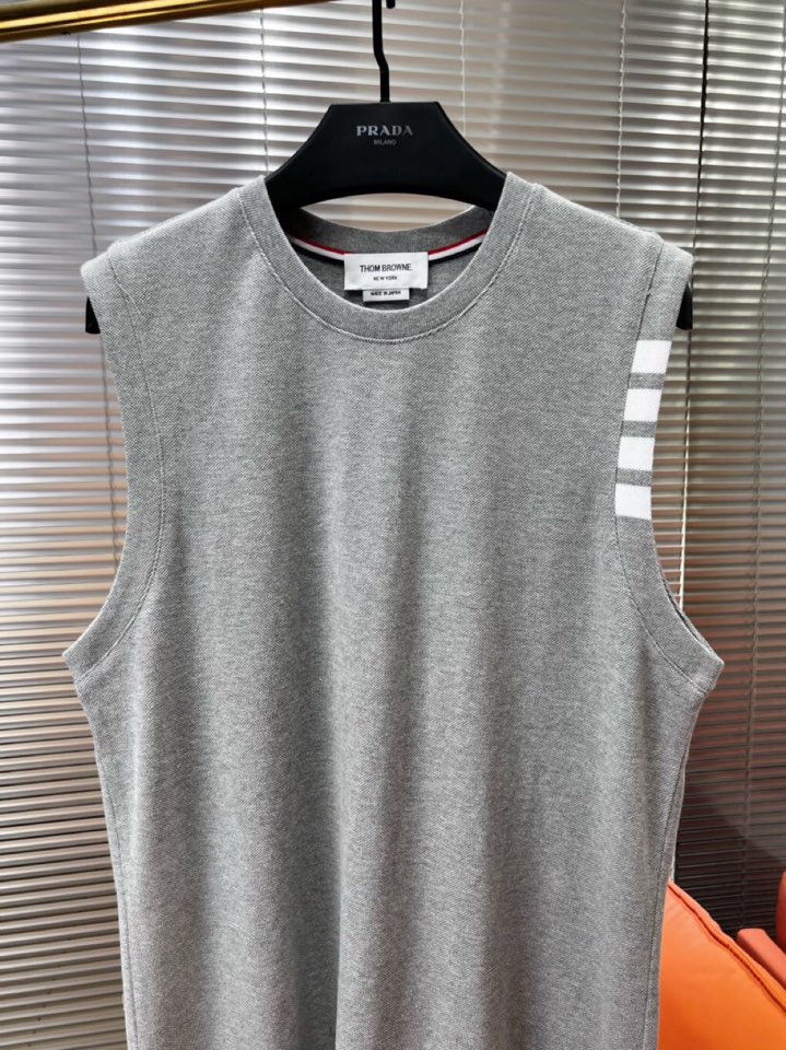 THOM BROWNE 汤姆布朗 TB2025夏季最新品，时尚休闲色织四道杠背心，采用进口珠地棉原版面料