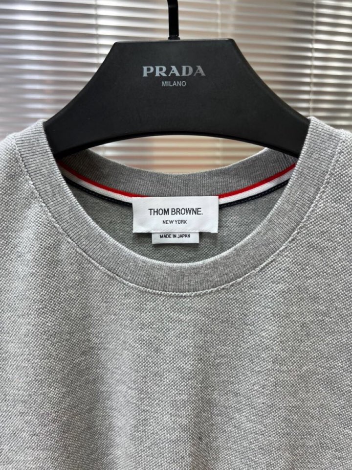 THOM BROWNE 汤姆布朗 TB2025夏季最新品，时尚休闲色织四道杠背心，采用进口珠地棉原版面料