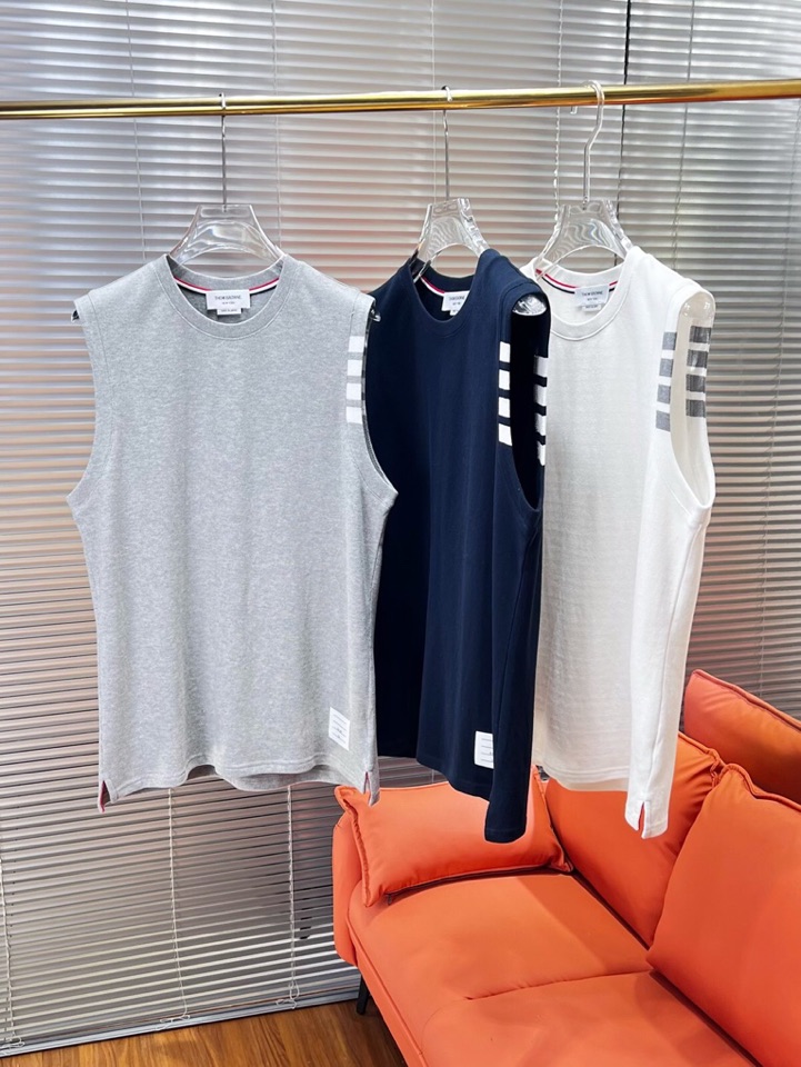 THOM BROWNE 汤姆布朗 TB2025夏季最新品，时尚休闲色织四道杠背心，采用进口珠地棉原版面料