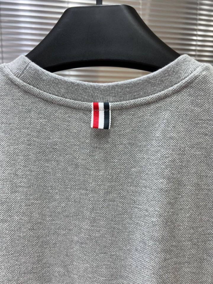 THOM BROWNE 汤姆布朗 TB2025夏季最新品，时尚休闲色织四道杠背心，采用进口珠地棉原版面料