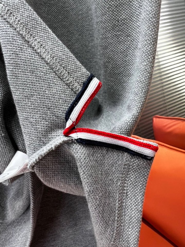 THOM BROWNE 汤姆布朗 TB2025夏季最新品，时尚休闲色织四道杠背心，采用进口珠地棉原版面料