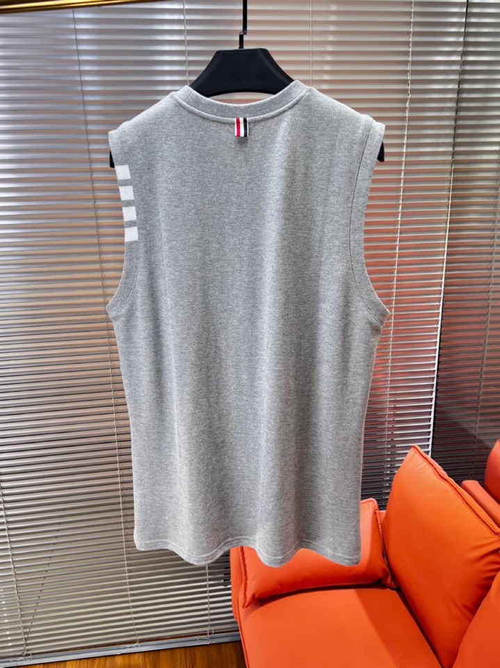 THOM BROWNE 汤姆布朗 TB2025夏季最新品，时尚休闲色织四道杠背心，采用进口珠地棉原版面料