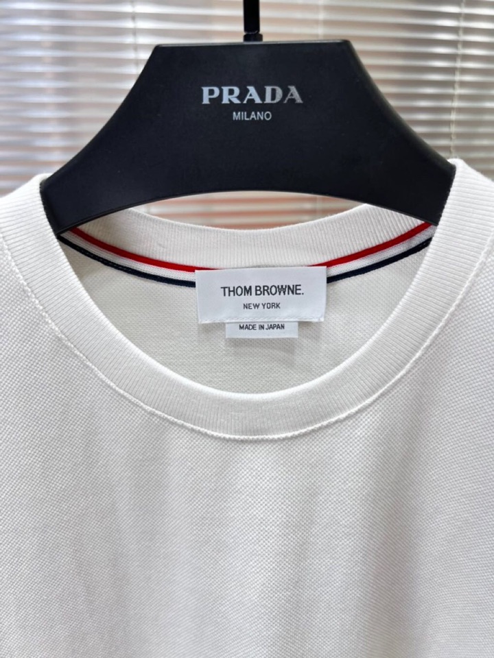 THOM BROWNE 汤姆布朗 TB2025夏季最新品，时尚休闲色织四道杠背心，采用进口珠地棉原版面料