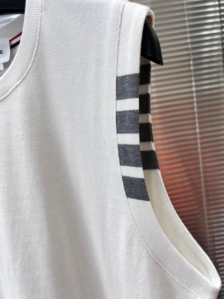 THOM BROWNE 汤姆布朗 TB2025夏季最新品，时尚休闲色织四道杠背心，采用进口珠地棉原版面料