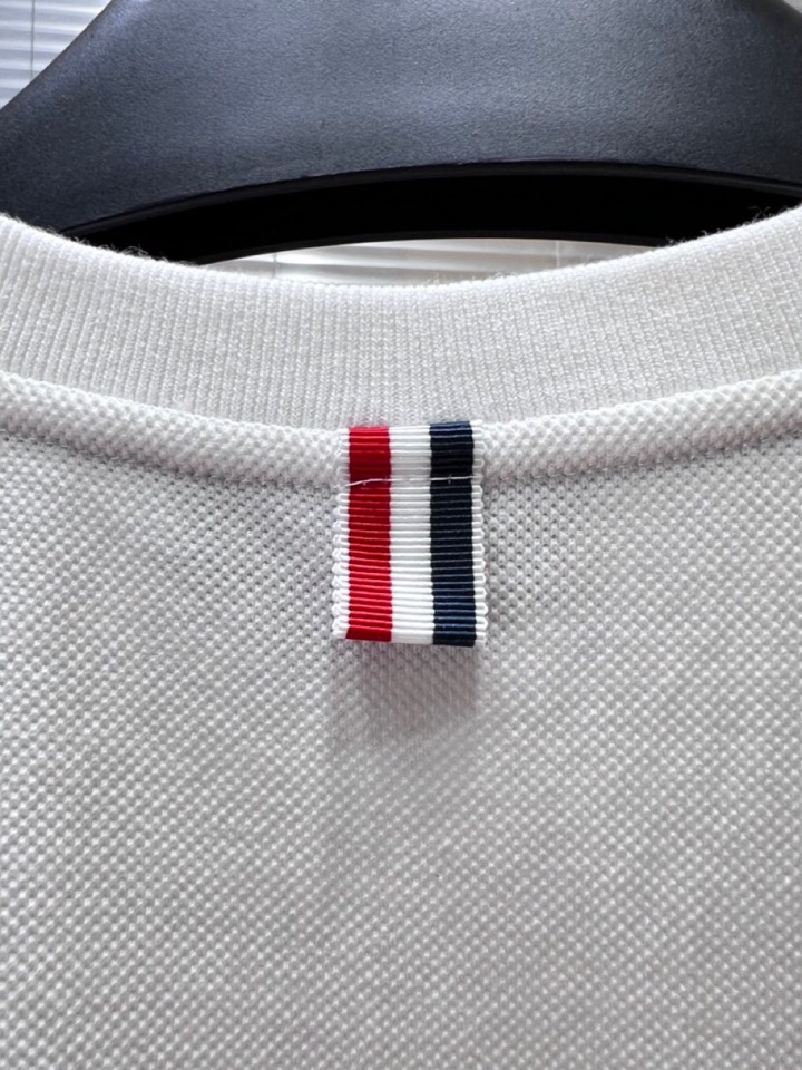 THOM BROWNE 汤姆布朗 TB2025夏季最新品，时尚休闲色织四道杠背心，采用进口珠地棉原版面料