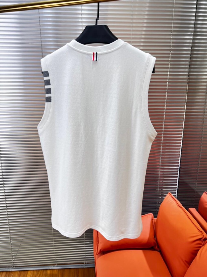 THOM BROWNE 汤姆布朗 TB2025夏季最新品，时尚休闲色织四道杠背心，采用进口珠地棉原版面料
