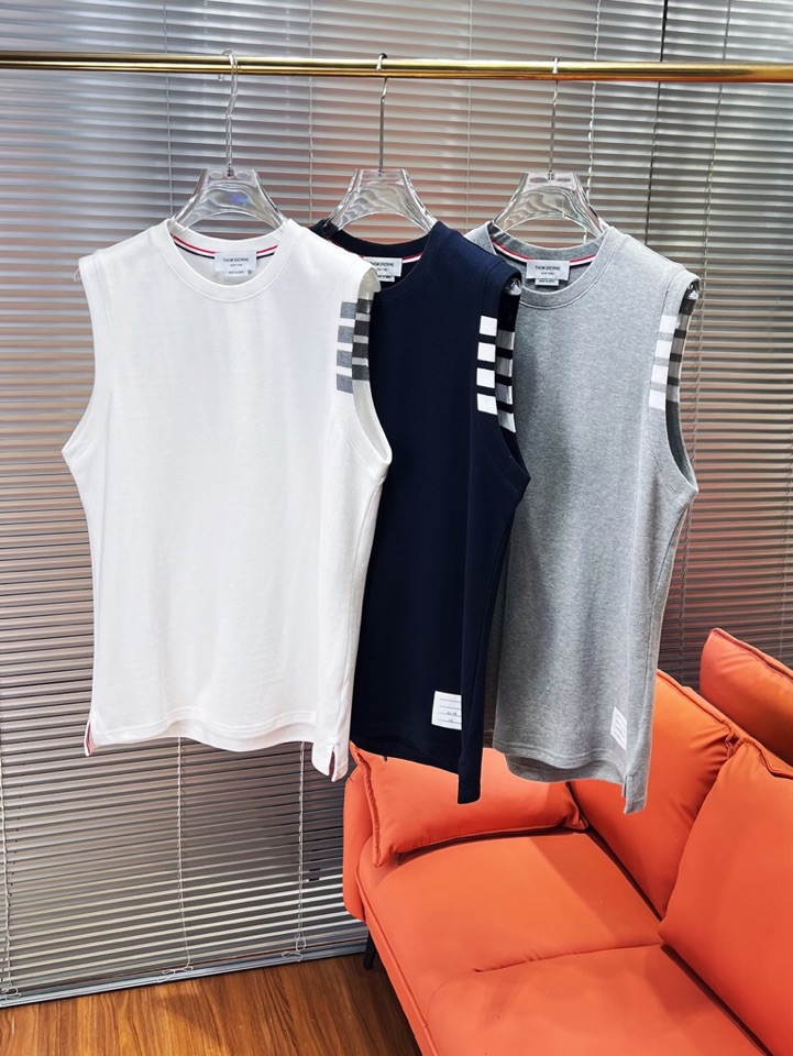 THOM BROWNE 汤姆布朗 TB2025夏季最新品，时尚休闲色织四道杠背心，采用进口珠地棉原版面料