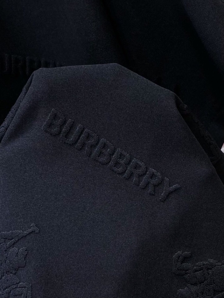 Burberry 巴宝莉满印提花短袖圆领T恤，采用80支双股100%精梳长绒棉，双龙头大提花机，非常非常