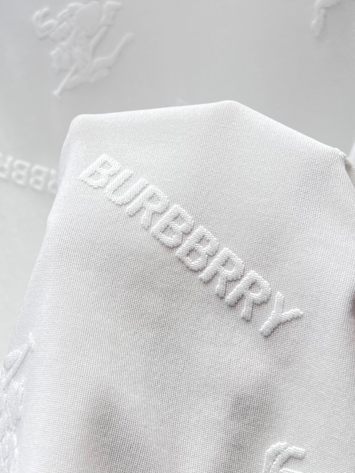 Burberry 巴宝莉满印提花短袖圆领T恤，采用80支双股100%精梳长绒棉，双龙头大提花机，非常非常