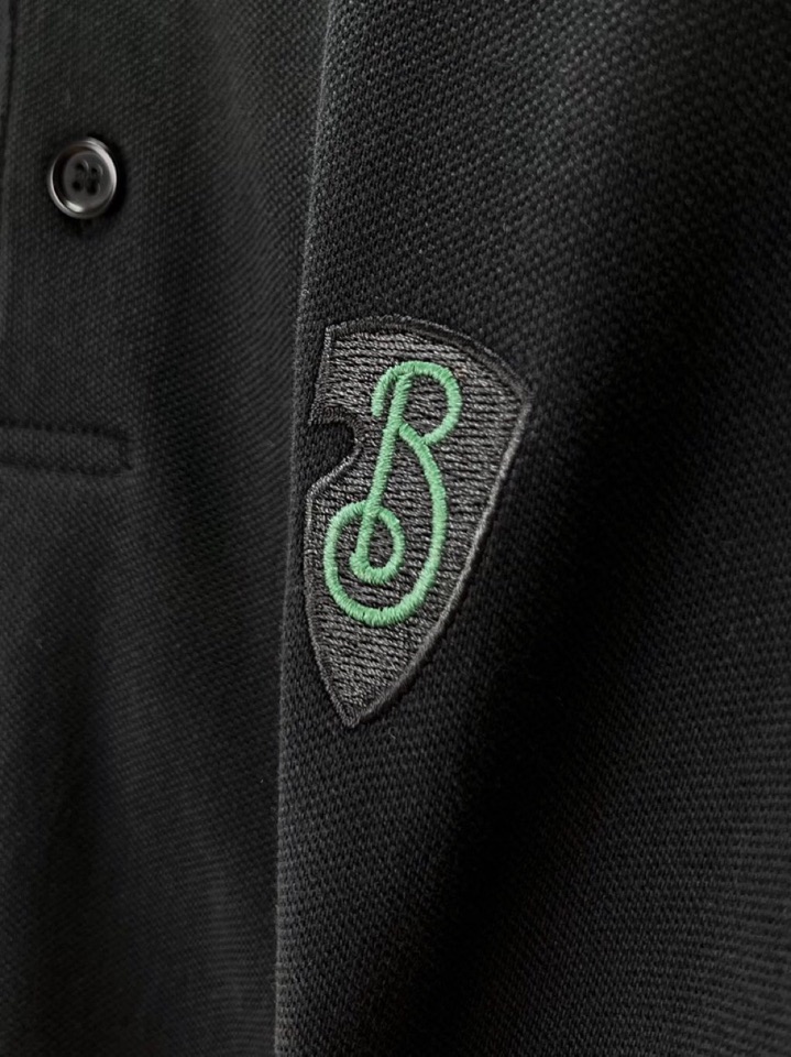 Burberry 巴宝莉经典盾牌B标刺绣章仔短袖翻领T恤Polo衫，甄选棉质珠地网眼布面料打造，胸前饰有