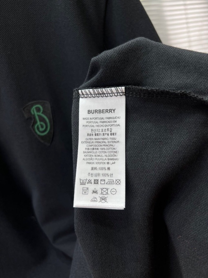 Burberry 巴宝莉经典盾牌B标刺绣章仔短袖翻领T恤Polo衫，甄选棉质珠地网眼布面料打造，胸前饰有