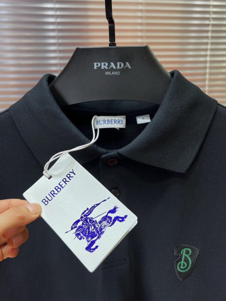 Burberry 巴宝莉经典盾牌B标刺绣章仔短袖翻领T恤Polo衫，甄选棉质珠地网眼布面料打造，胸前饰有
