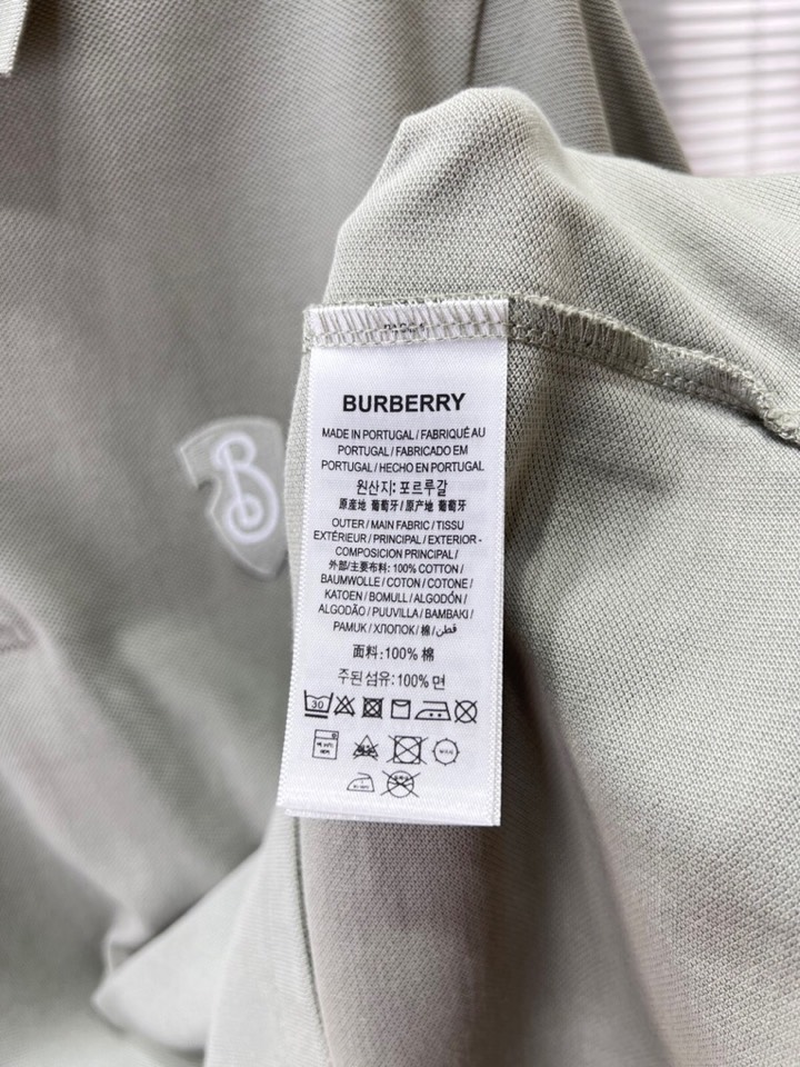 Burberry 巴宝莉经典盾牌B标刺绣章仔短袖翻领T恤Polo衫，甄选棉质珠地网眼布面料打造，胸前饰有
