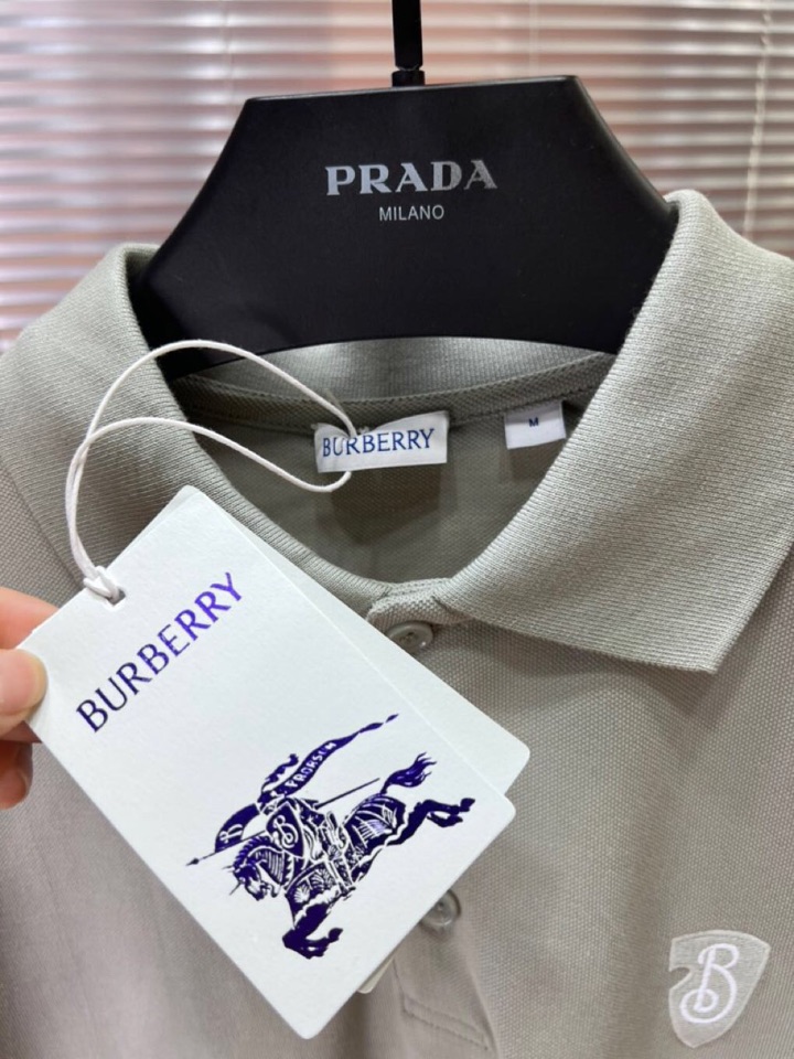 Burberry 巴宝莉经典盾牌B标刺绣章仔短袖翻领T恤Polo衫，甄选棉质珠地网眼布面料打造，胸前饰有