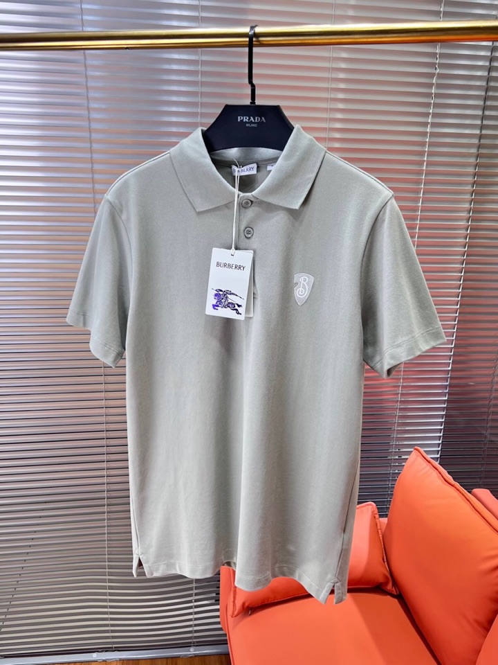 Burberry 巴宝莉经典盾牌B标刺绣章仔短袖翻领T恤Polo衫，甄选棉质珠地网眼布面料打造，胸前饰有