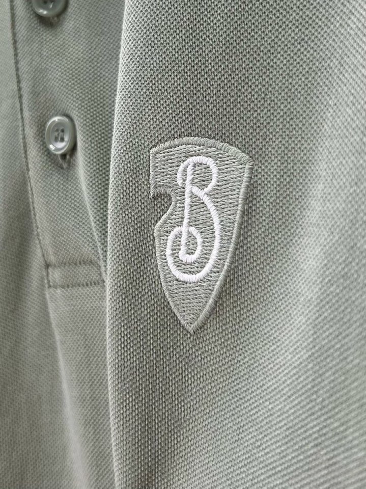 Burberry 巴宝莉经典盾牌B标刺绣章仔短袖翻领T恤Polo衫，甄选棉质珠地网眼布面料打造，胸前饰有