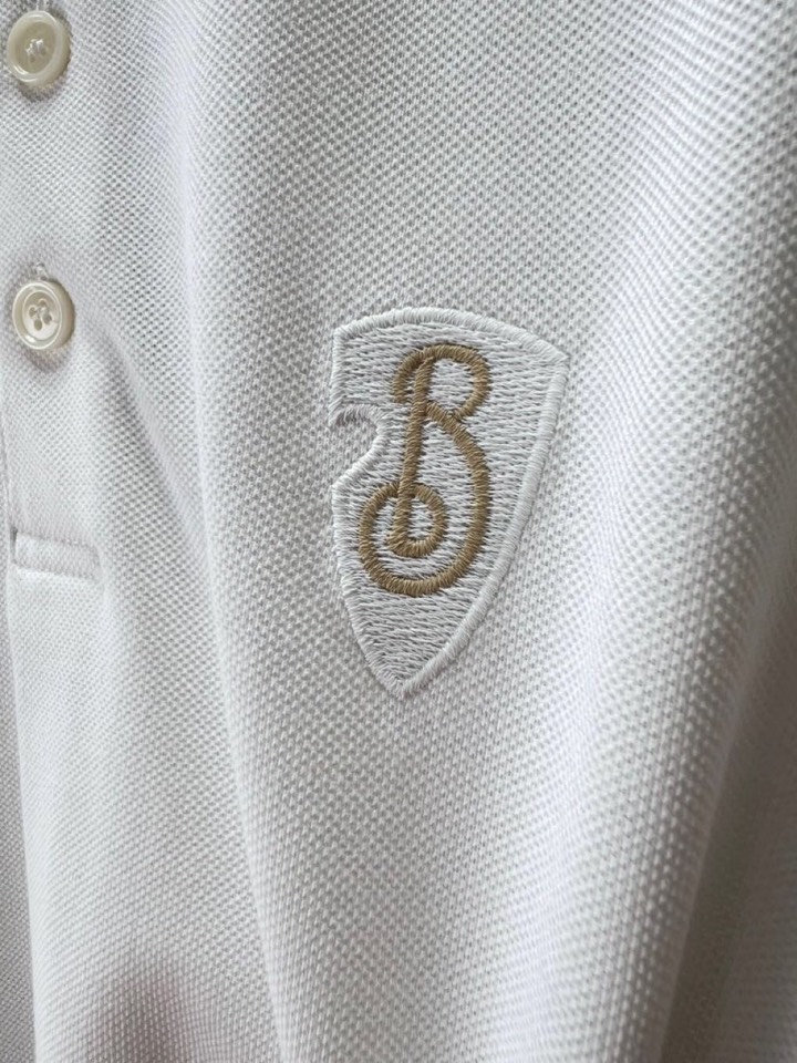 Burberry 巴宝莉经典盾牌B标刺绣章仔短袖翻领T恤Polo衫，甄选棉质珠地网眼布面料打造，胸前饰有
