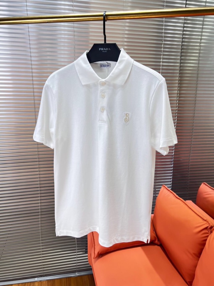 Burberry 巴宝莉经典盾牌B标刺绣章仔短袖翻领T恤Polo衫，甄选棉质珠地网眼布面料打造，胸前饰有
