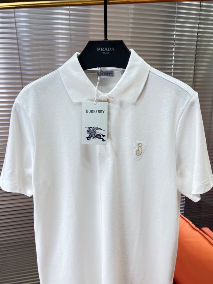Burberry 巴宝莉经典盾牌B标刺绣章仔短袖翻领T恤Polo衫，甄选棉质珠地网眼布面料打造，胸前饰有